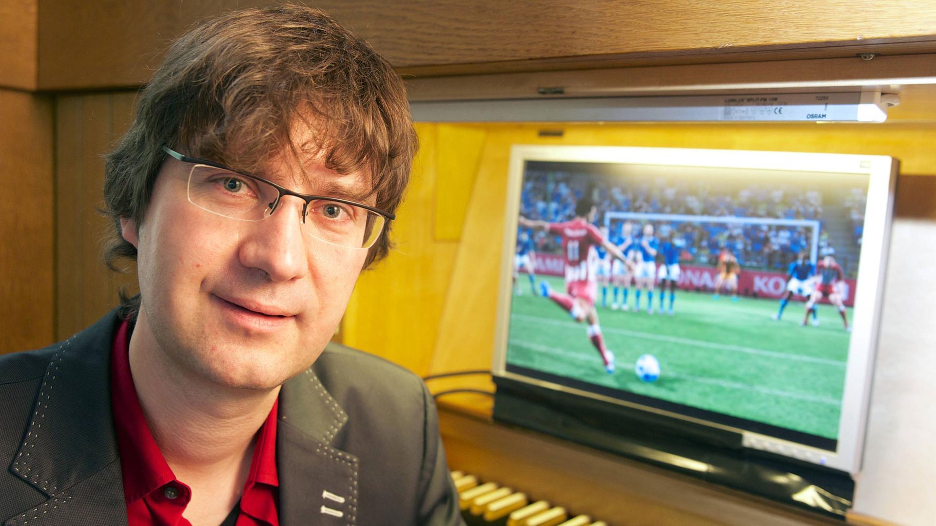 In der Berliner Emmauskirche spielt Stummfilmbegleiter Stephan von Bothmer bei Spielen der Fußball-EM - an der Orgel. In der Berliner Emmauskirche spielt Stummfilmbegleiter Stephan von Bothmer bei Spielen der Fußball-EM - an der Orgel.