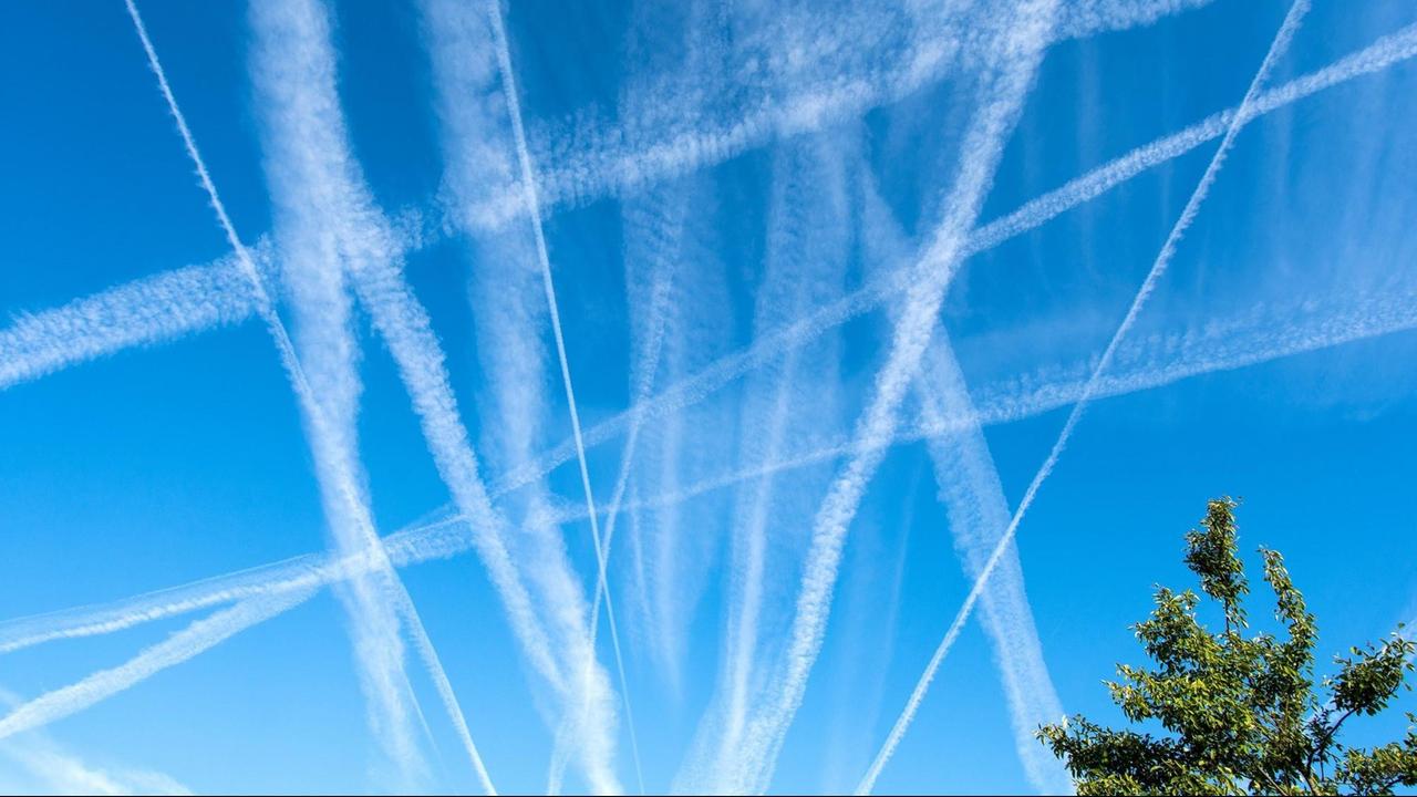 Eine Vielzahl von Kondensstreifen am blauen Himmel Eine Vielzahl von Kondensstreifen am blauen Himmel