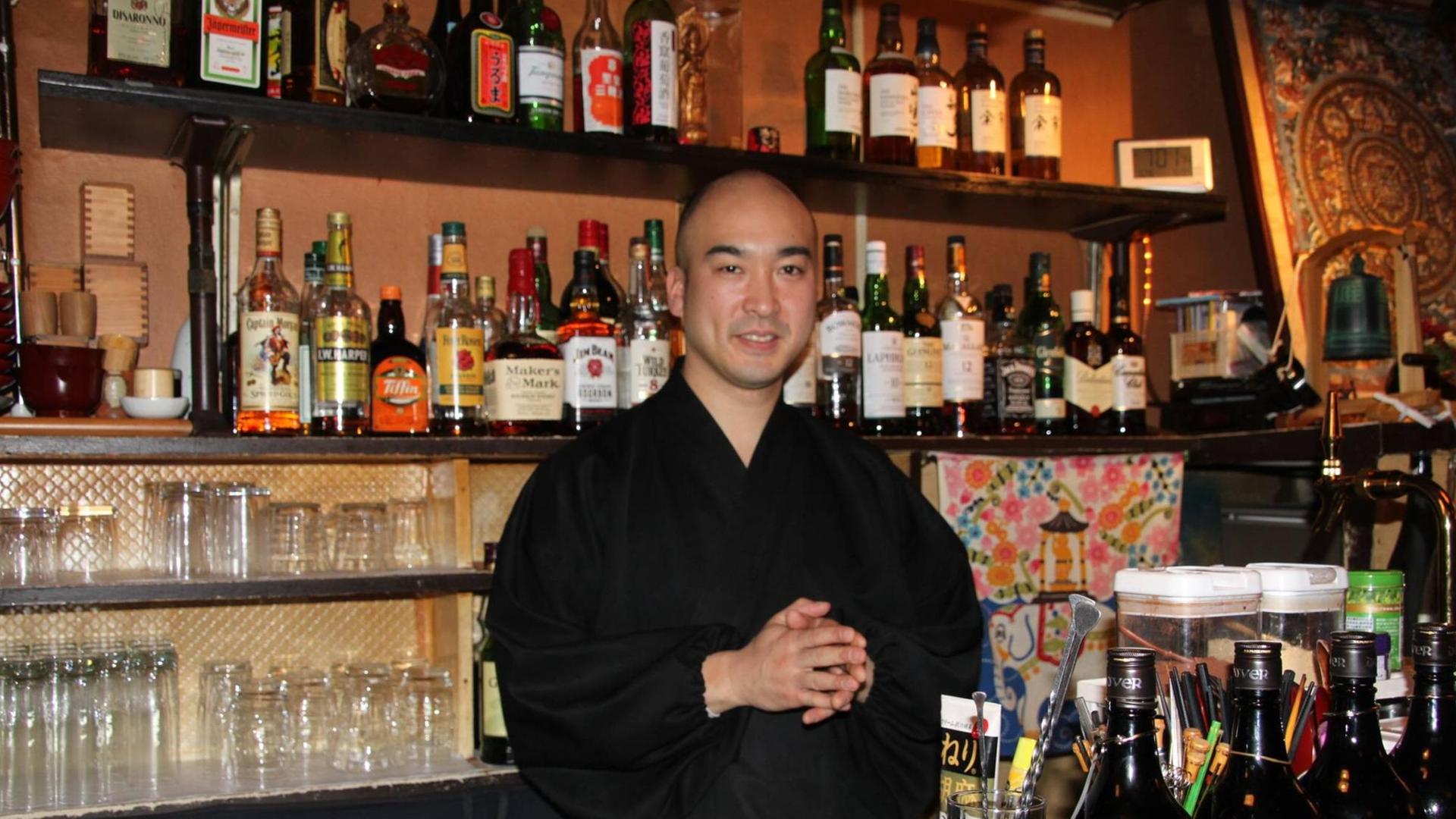 Der buddhistische Mönch Fujioka-san in seiner Bar, die er in Tokio betreibt Der buddhistische Mönch Fujioka-san in seiner Bar, die er in Tokio betreibt