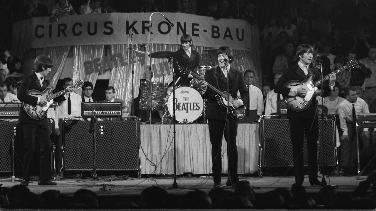 Die Beatles 1966 auf der Bühne des Circus Krone in München. Die Beatles 1966 auf der Bühne des Circus Krone in München.