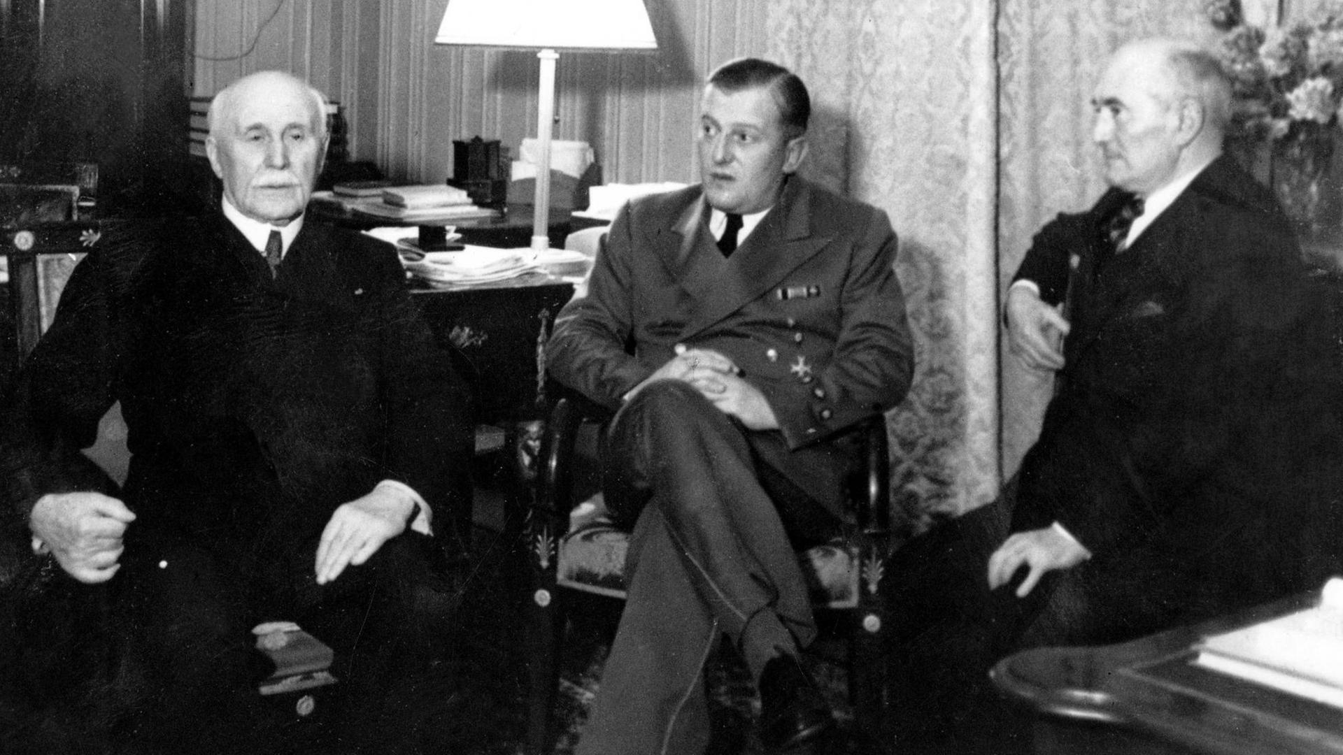 v.l. Marshal Petain, Otto Abetz und Admiral Darlan in Vichy.
