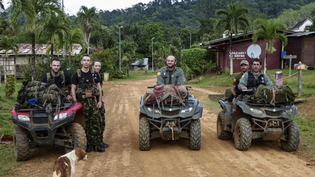 Die Parkwächter sind auch Umweltpolizisten: Stéphane Plaine bricht mit Kollegen und Gendarmen in den Urwald auf, um illegale Goldsucher festzunehmen. Die Parkwächter sind auch Umweltpolizisten: Stéphane Plaine bricht mit Kollegen und Gendarmen in den Urwald auf, um illegale Goldsucher festzunehmen.