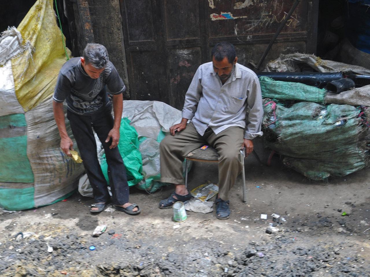 In Kairo wird die Müllentsorgung von rund 70.000 Müllsammlern gemanagt: Eines der größten Viertel, in denen sie leben, ist Manshiet Nasr, wo die meistenteils koptischen Müllsammler direkt in ihren Häusern auch ihrer Arbeit nachgehen.