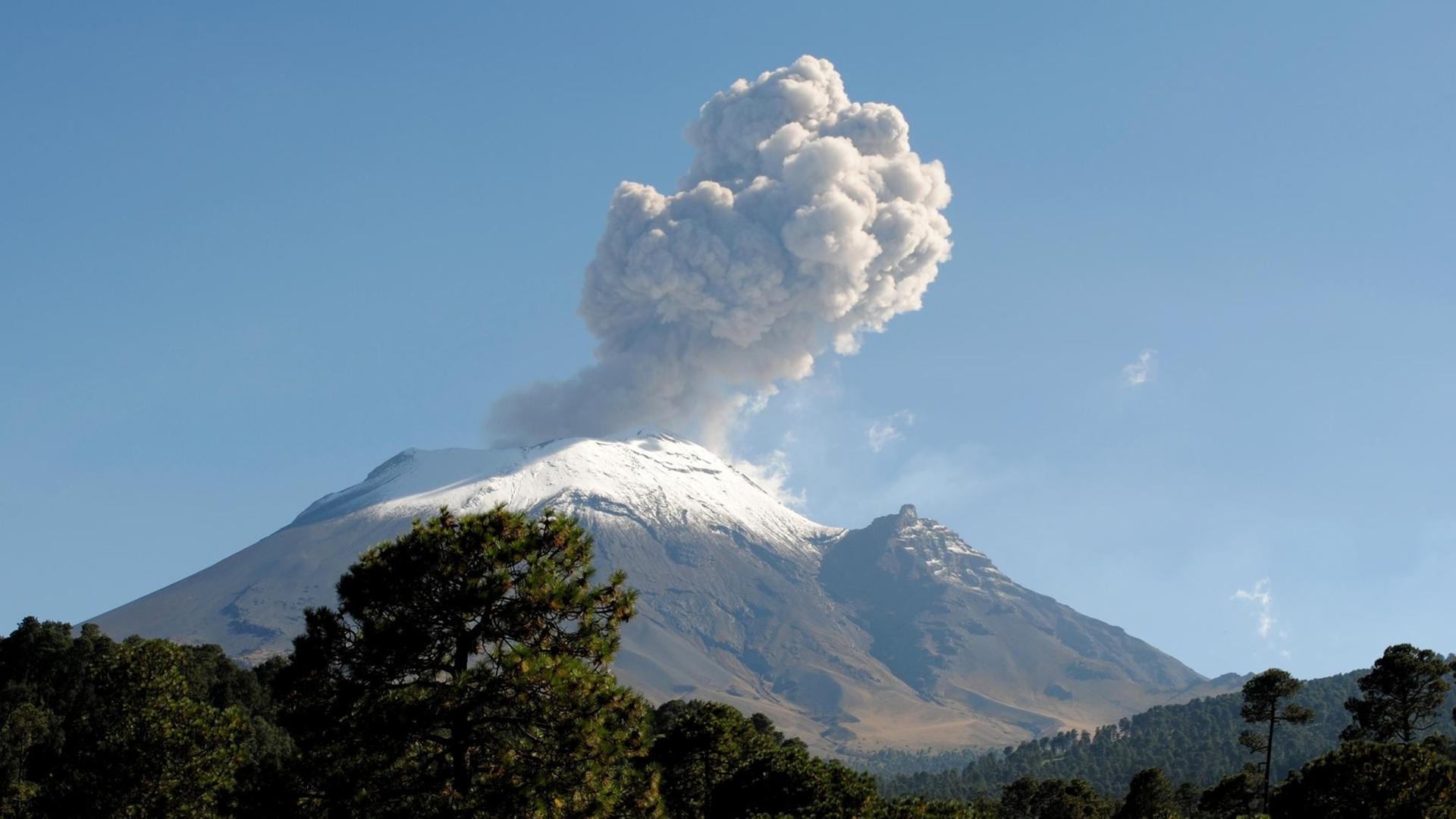 2704822 09/19/2015 Popocatepetl, an active volcano in Mexico. 2704822 09/19/2015 Popocatepetl, an active volcano in Mexico.