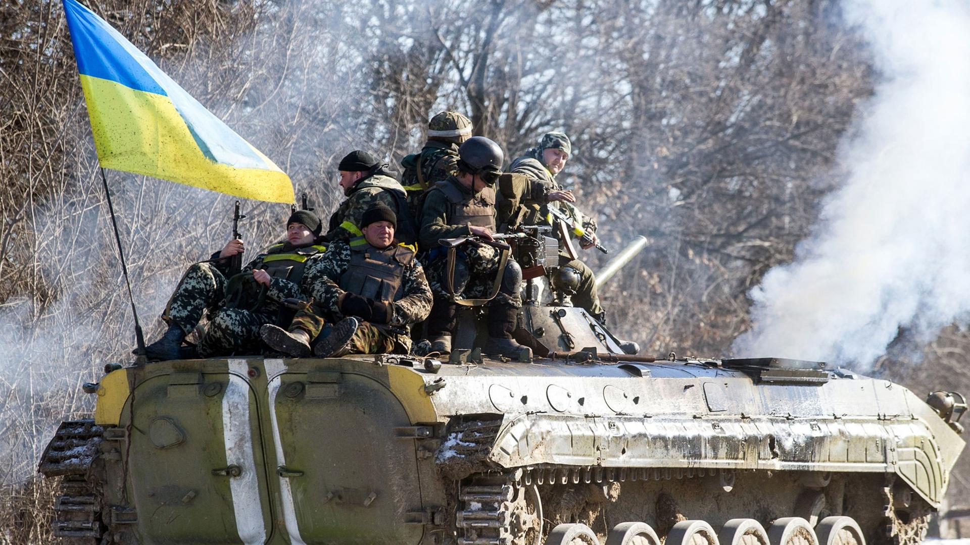 Ein Panzer mit ukrainischer Fahne und Soldaten Ein Panzer mit ukrainischer Fahne und Soldaten