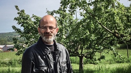 Projektteilnehmer Paul steht vor einem Baum. Projektteilnehmer Paul steht vor einem Baum.
