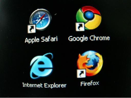 Die Symbole der Internetbrowser Mozilla Firefox, Google Chrome, Apple Safari und Microsoft Internet Explorer sind auf einem Computermonitor zu sehen.
