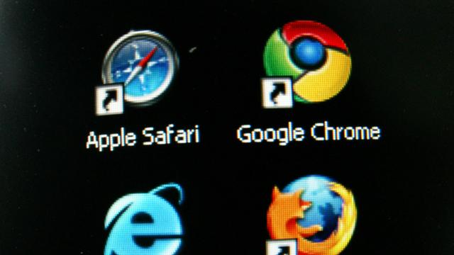 Die Symbole der Internetbrowser Mozilla Firefox, Google Chrome, Apple Safari und Microsoft Internet Explorer sind auf einem Computermonitor zu sehen.