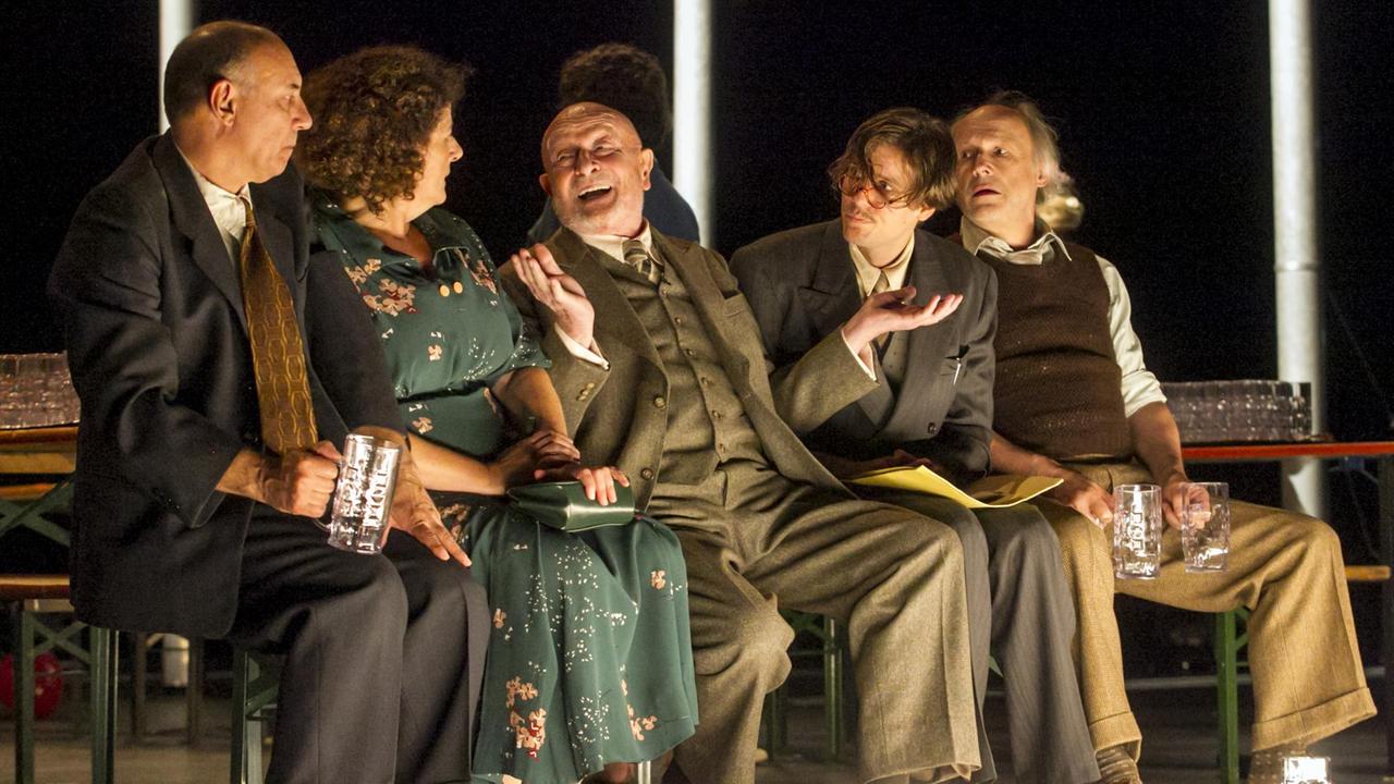 Der Schauspieler Elmar Roloff sitzt auf einer Bank und erzählt gestenreich, links neben ihm hören die Schauspieler Michael Stiller und Christiane Roßbach zu, rechts lauschen die Schauspieler Felix Strobel und Boris Burgstaller Der Schauspieler Elmar Roloff sitzt auf einer Bank und erzählt gestenreich, links neben ihm hören die Schauspieler Michael Stiller und Christiane Roßbach zu, rechts lauschen die Schauspieler Felix Strobel und Boris Burgstaller