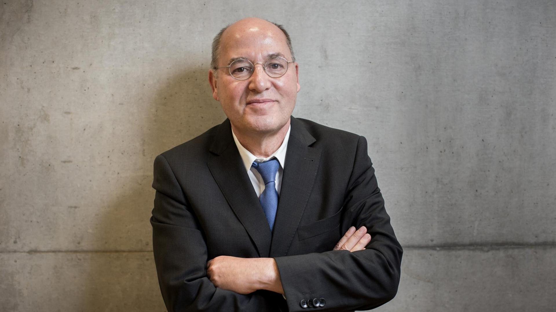 Gregor Gysi, scheidender Fraktionsvorsitzender der Partei Die Linken im Bundestag, vor einer Betonwand