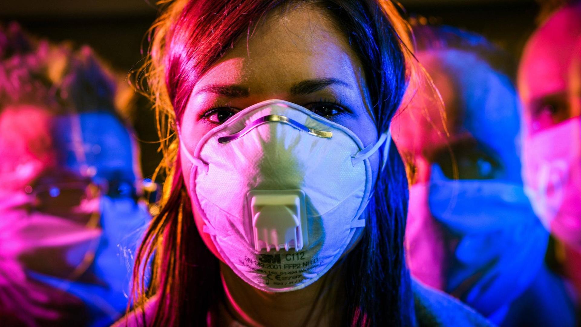 Eine Frau in Kroatien trägt eine Atemschutzmaske