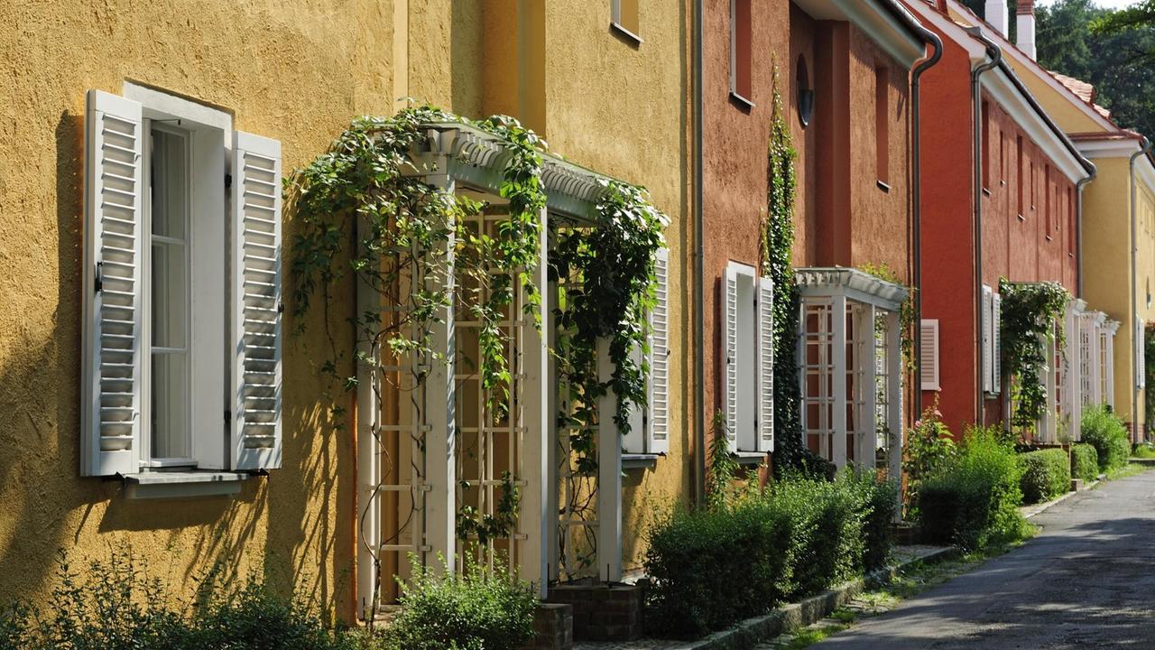 Akazienhof in der Siedlung Gartenstadt Falkenberg in Berlin-Treptow, auch genannt "Tuschkastensiedlung", Wohnsiedlung von Architekt Bruno Taut. Akazienhof in der Siedlung Gartenstadt Falkenberg in Berlin-Treptow, auch genannt "Tuschkastensiedlung", Wohnsiedlung von Architekt Bruno Taut.