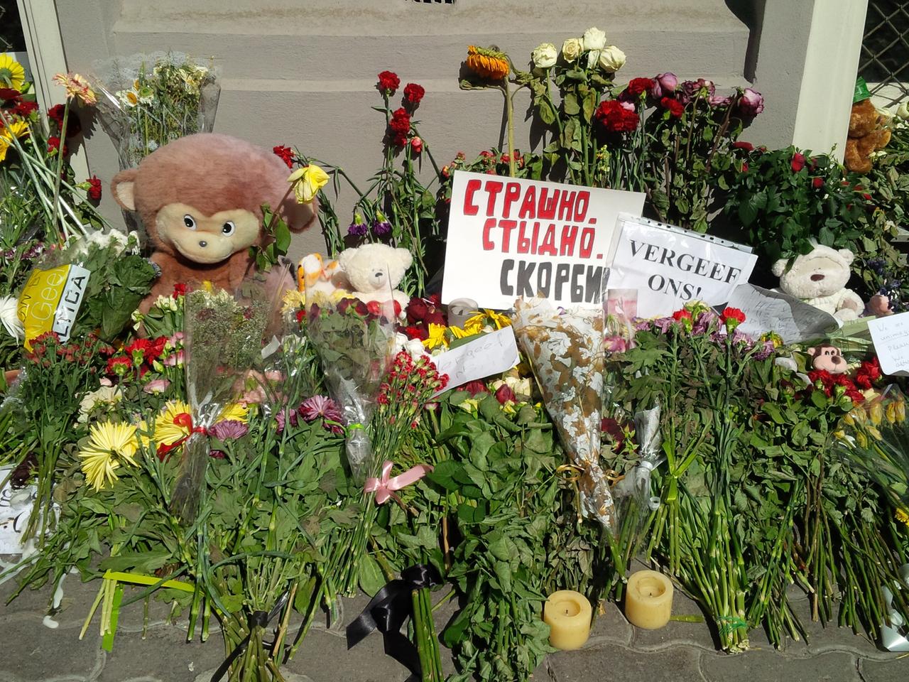 Beileidsbekundungen vor der niederländischen Botschaft in Moskau nach MH17-Absturz. Die Maschine war von Amsterdam auf dem Weg nach Kuala Lumpur. Beileidsbekundungen vor der niederländischen Botschaft in Moskau nach MH17-Absturz. Die Maschine war von Amsterdam auf dem Weg nach Kuala Lumpur.