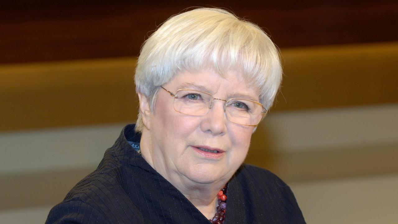 Ulrike Mascher, Präsidentin des Sozialverbandes VdK Deutschland, aufgenommen am 05.09.2012 während der ARD-Talksendung "Anne Will" zum Thema: "Ackern im Alter - wenn die Rente nicht reicht" in den Studios Berlin-Adlershof. Ulrike Mascher, Präsidentin des Sozialverbandes VdK Deutschland, aufgenommen am 05.09.2012 während der ARD-Talksendung "Anne Will" zum Thema: "Ackern im Alter - wenn die Rente nicht reicht" in den Studios Berlin-Adlershof.