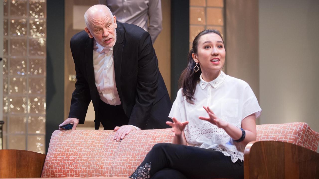 Das Foto zeigt den US-Schauspieler John Malkovich im Anzug in der Rolle des Filmmoguls Barney Fein. Er beugt sich zu einer jungen Schauspielerin, die vor ihm auf einem Sofa sitzt. Es ist die Schauspielerin Ioanna Kimbrook in der Rolle der Yung Kim Li. Es ist eine Szene aus dem Stück "Bitter Wheat" von David Mamet. Das Stück wird am Garrick Theatre in London aufgeführt. Das Foto zeigt den US-Schauspieler John Malkovich im Anzug in der Rolle des Filmmoguls Barney Fein. Er beugt sich zu einer jungen Schauspielerin, die vor ihm auf einem Sofa sitzt. Es ist die Schauspielerin Ioanna Kimbrook in der Rolle der Yung Kim Li. Es ist eine Szene aus dem Stück "Bitter Wheat" von David Mamet. Das Stück wird am Garrick Theatre in London aufgeführt.