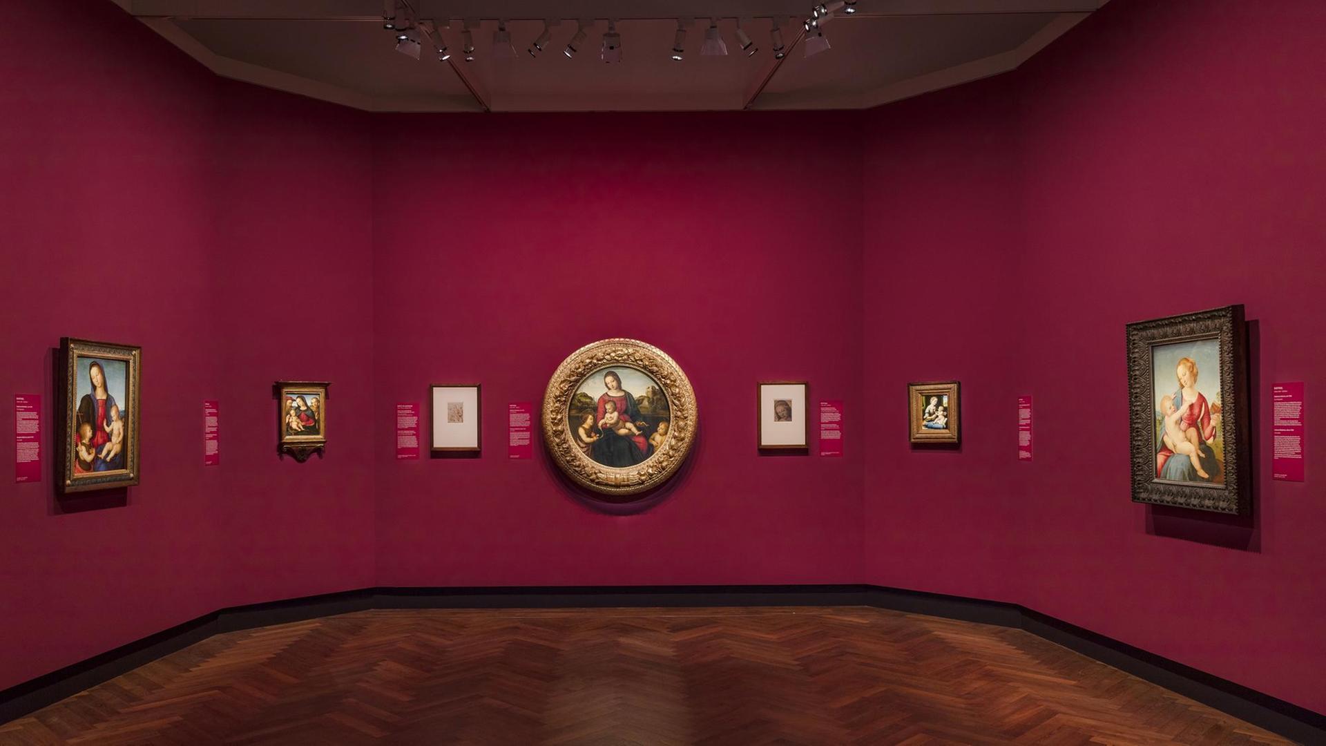 Madonnen-Bilder hängen in der Ausstellung "Raffael in Berlin". Madonnen-Bilder hängen in der Ausstellung "Raffael in Berlin".