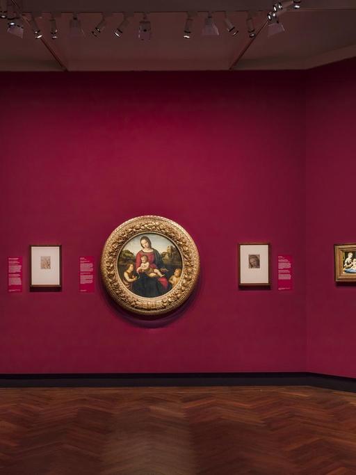 Madonnen-Bilder hängen in der Ausstellung "Raffael in Berlin".