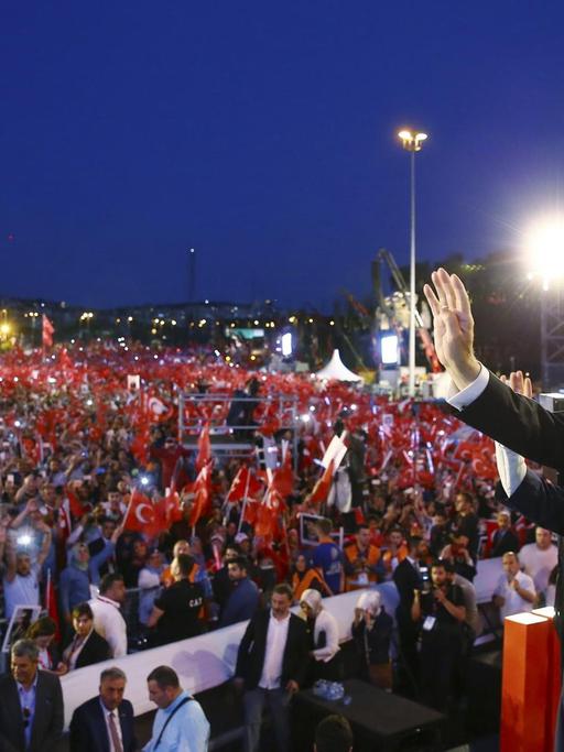 Der türkische Präsident Recep Tayyip Erdogan spricht in Istanbul auf einer Gedenkveranstaltung zum Putschversuch.