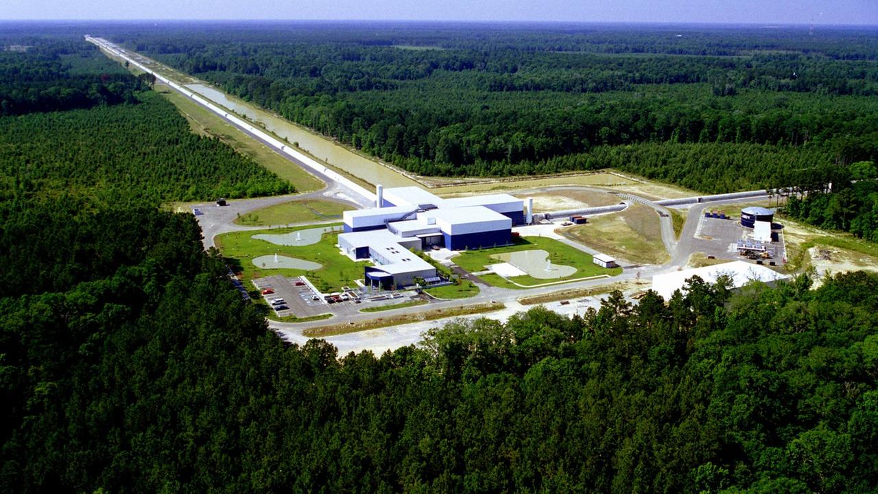 LIGO hat zwei Observatorien im Einsatz: Im Bild zu sehen ist eine Luftaufnahme des Detektors nahe Livingston, Louisiana. Ein anderer steht in Hanford, Washington.