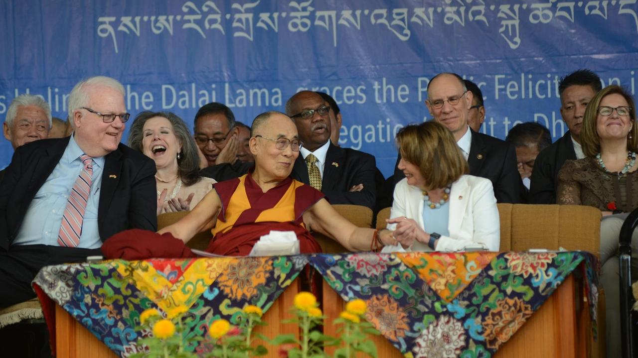 2017 traf die US-Demokratin Nancy Pelosi (rechts) während ihres Indienbesuchs den Dalai Lama. 2017 traf die US-Demokratin Nancy Pelosi (rechts) während ihres Indienbesuchs den Dalai Lama.