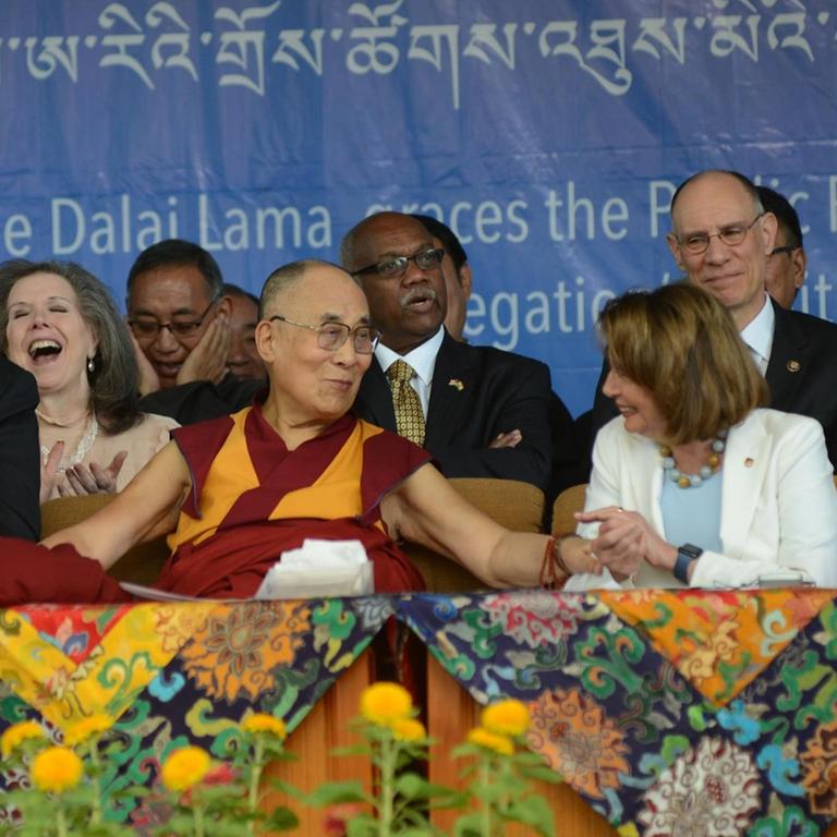 Der Dalai Lama im Mittelpunkt. Rechts von ihm die US-Demokratin Nancy Pelosi auf Indienbesuch
