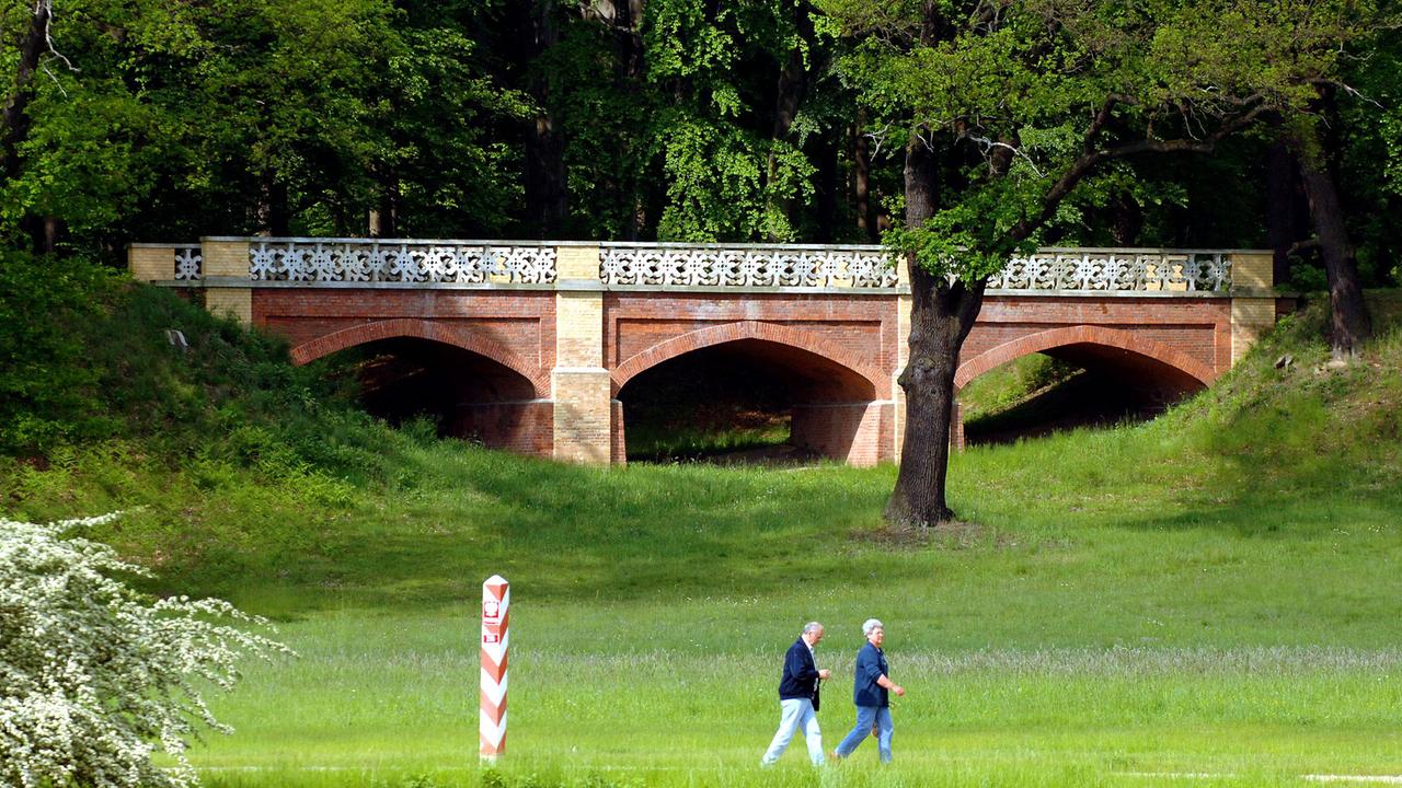 Besucher im Fürst-Pückler-Park in Bad Muskau Besucher im Fürst-Pückler-Park in Bad Muskau