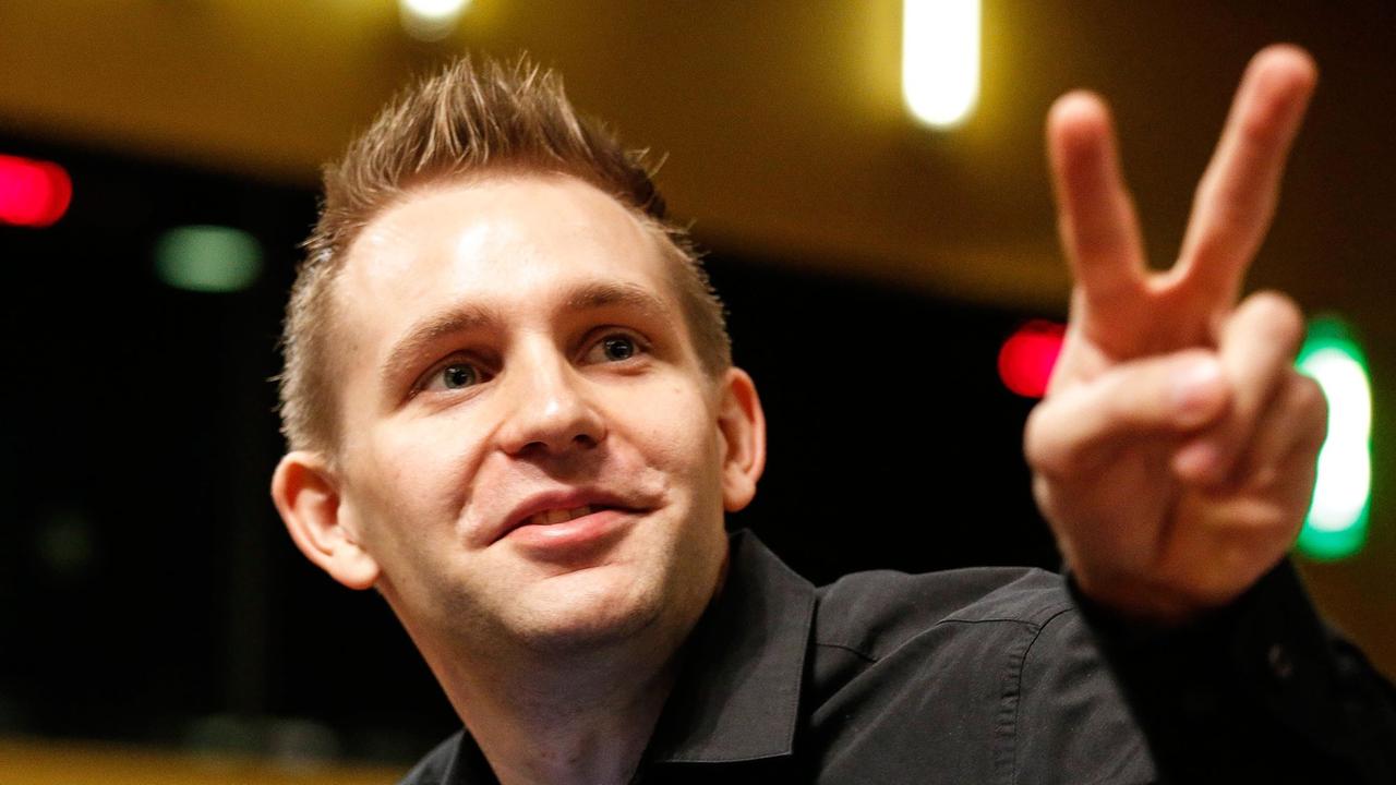 Der österreichische Datenschutzaktivist Max Schrems ist am 6. Oktober 2015 in Luxemburg. An dem Tag erklärte der EuGH das "Safe Harbor"-Abkommen für ungültig. Der österreichische Datenschutzaktivist Max Schrems ist am 6. Oktober 2015 in Luxemburg. An dem Tag erklärte der EuGH das "Safe Harbor"-Abkommen für ungültig.