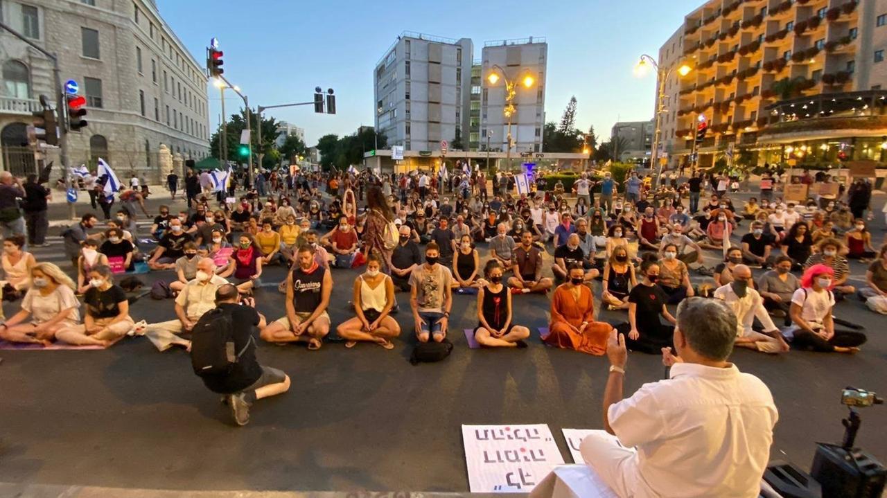 Menschen im Schneidersitz auf einer großen Straße in Jerusalem. Menschen im Schneidersitz auf einer großen Straße in Jerusalem.