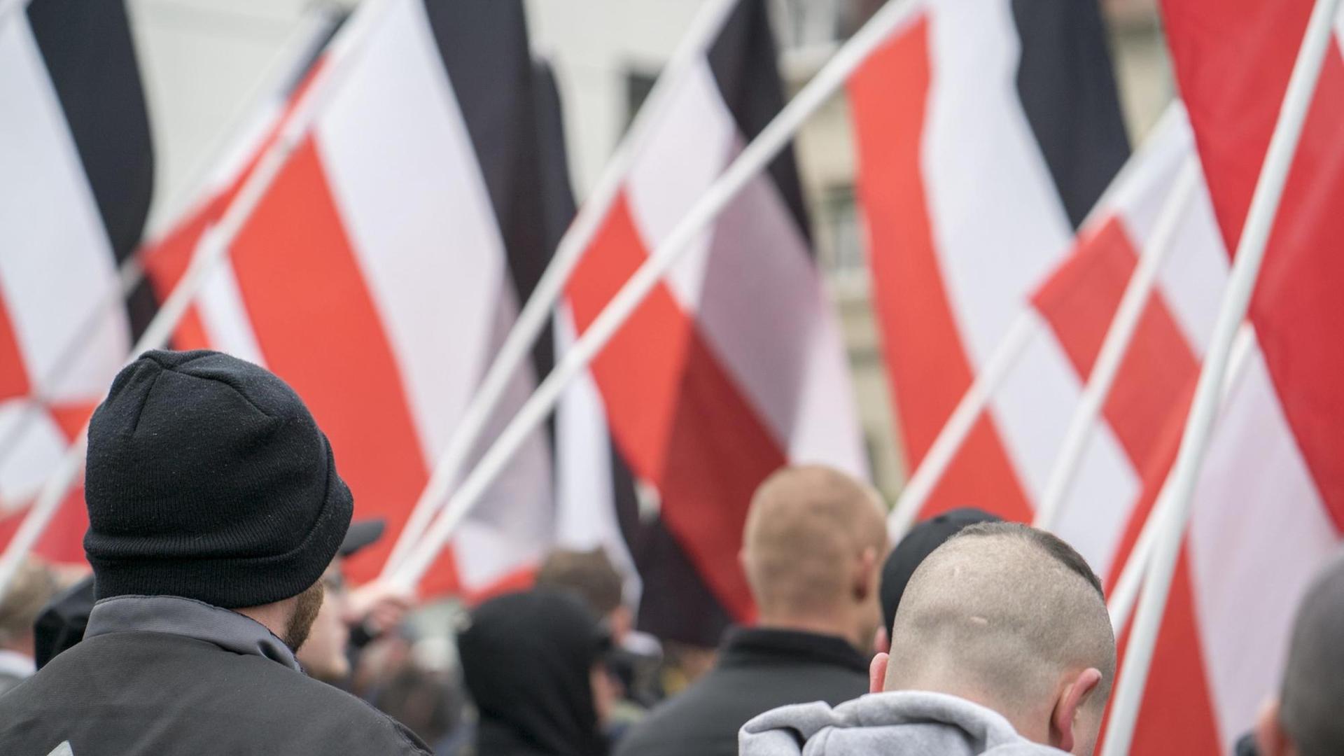 Kundgebung der Neonazi-Partei "Die Rechte" für die verurteilte und inhaftierte Holocaustleugnerin Ursula Haverbeck am Jahrestag der Nazi-Reichpogromnacht am 9. November in Bielefeld. Kundgebung der Neonazi-Partei "Die Rechte" für die verurteilte und inhaftierte Holocaustleugnerin Ursula Haverbeck am Jahrestag der Nazi-Reichpogromnacht am 9. November in Bielefeld.