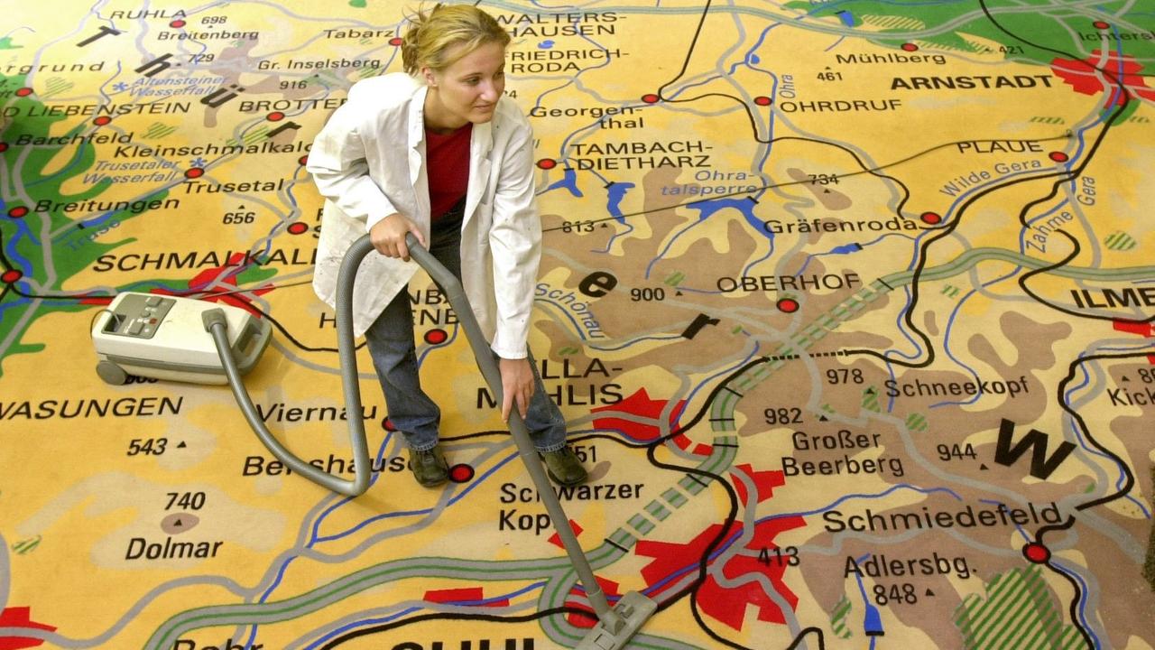 Eine acht mal acht Meter große Landkarte des Thüringer Waldes wird in Gotha von einer jungen Frau mit dem Staubsauger gereinigt. Der Karten-Teppich ist Teil der Ausstellung "Thüringer Wald - Natur in Szene gesetzt" Eine acht mal acht Meter große Landkarte des Thüringer Waldes wird in Gotha von einer jungen Frau mit dem Staubsauger gereinigt. Der Karten-Teppich ist Teil der Ausstellung "Thüringer Wald - Natur in Szene gesetzt"