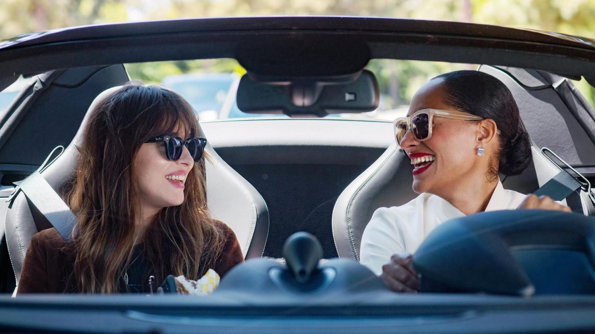Die Schauspielerinnen Dakota Johnson und Tracee Ellis Ross fahren vergnügt Cabrio Die Schauspielerinnen Dakota Johnson und Tracee Ellis Ross fahren vergnügt Cabrio