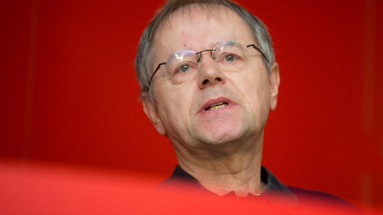 Der Poltikwissenschaftler Christoph Butterwegge auf einer Pressekonferenz zum Thema "10 Jahre nach der Einführung von Hartz IV - Bilanz und Kritik". Der Poltikwissenschaftler Christoph Butterwegge auf einer Pressekonferenz zum Thema "10 Jahre nach der Einführung von Hartz IV - Bilanz und Kritik".
