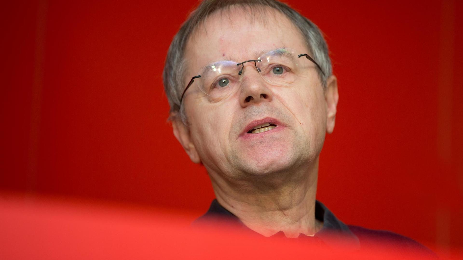 Der Poltikwissenschaftler Christoph Butterwegge auf einer Pressekonferenz zum Thema "10 Jahre nach der Einführung von Hartz IV - Bilanz und Kritik". Der Poltikwissenschaftler Christoph Butterwegge auf einer Pressekonferenz zum Thema "10 Jahre nach der Einführung von Hartz IV - Bilanz und Kritik".