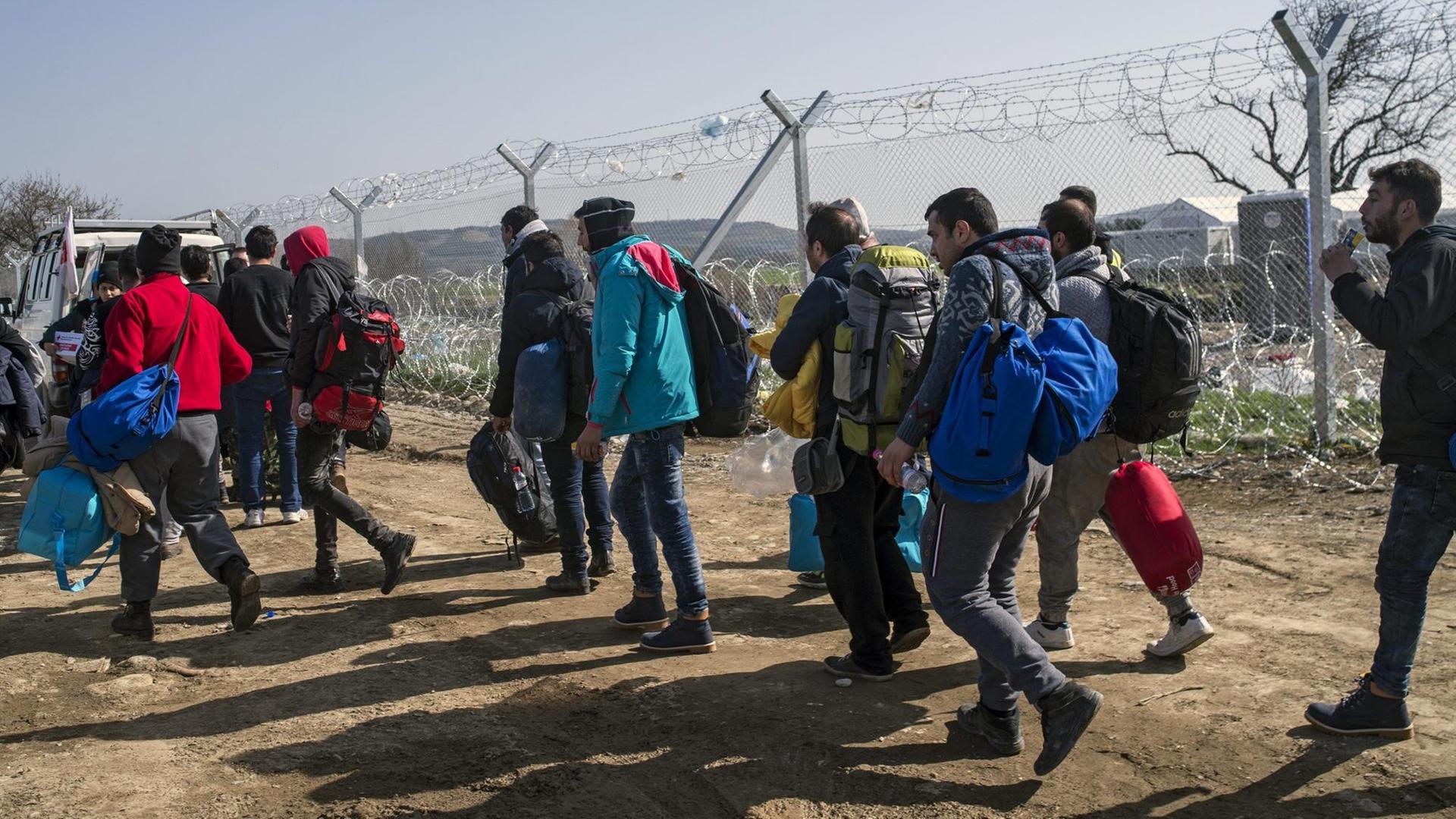 Flüchtlinge aus dem Iran und Afghanistan an der Grenze zwischen Mazedonien und Griechenland.
