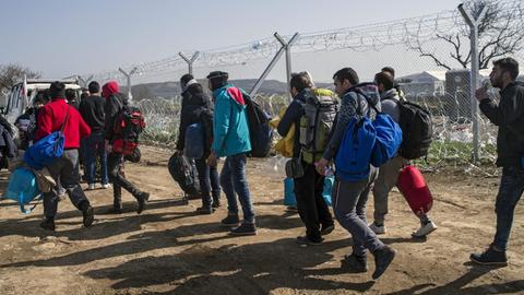 Flüchtlinge aus dem Iran und Afghanistan an der Grenze zwischen Mazedonien und Griechenland.