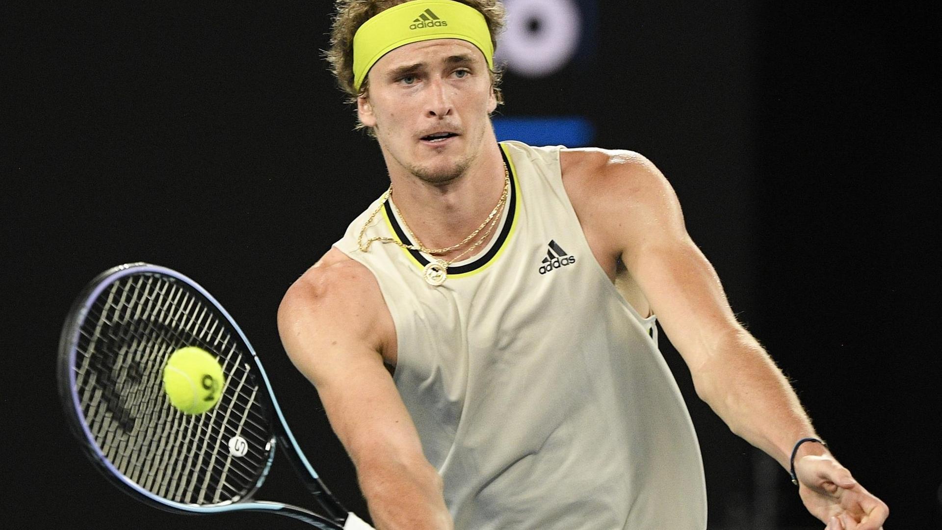 Alexander Zverev beim Tennis spielen. Alexander Zverev beim Tennis spielen.