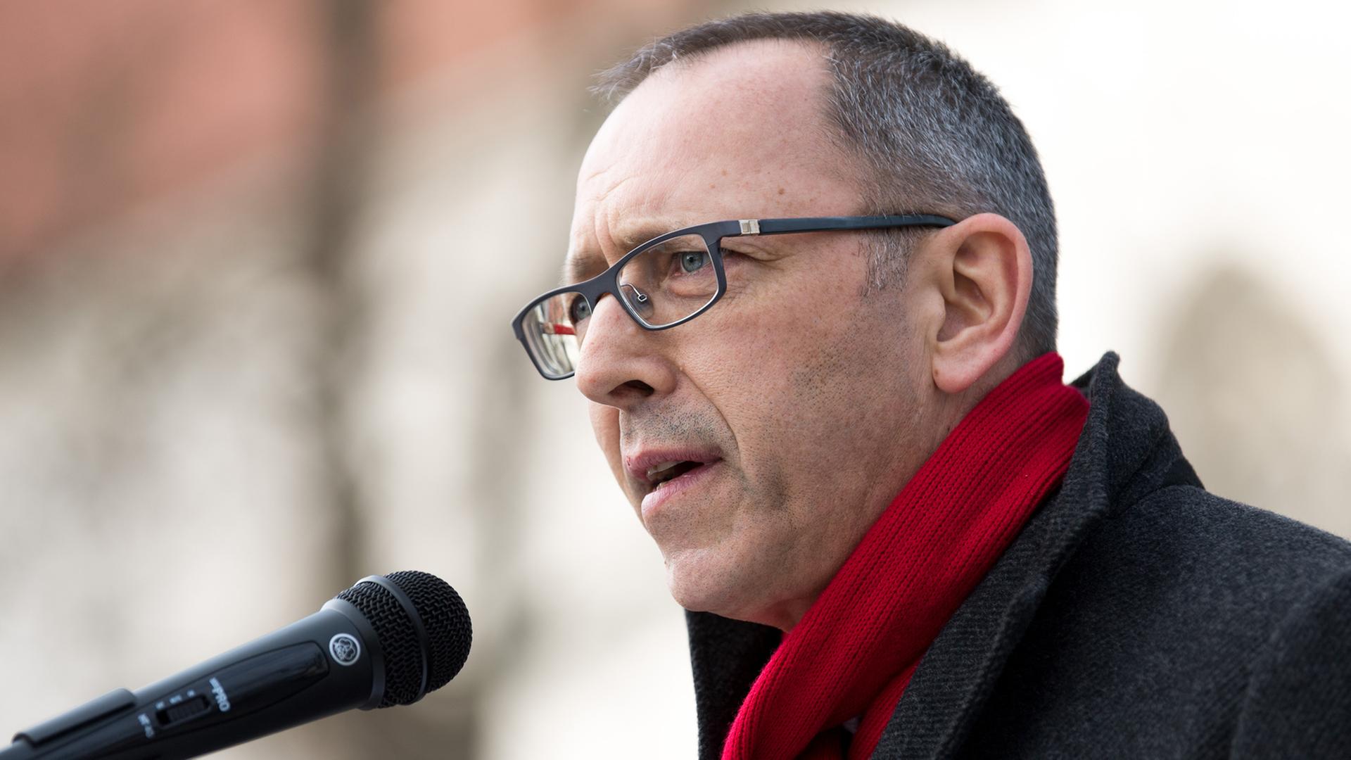 10.03.2018, Sachsen, Görlitz: Jörg Urban, Landesvorsitzender der AfD in Sachsen, spricht bei der Kundgebung der AfD Görlitz zur Zukunft der Arbeitsplätze in der Lausitz. Foto: Monika Skolimowska/dpa-Zentralbild/dpa | Verwendung weltweit 10.03.2018, Sachsen, Görlitz: Jörg Urban, Landesvorsitzender der AfD in Sachsen, spricht bei der Kundgebung der AfD Görlitz zur Zukunft der Arbeitsplätze in der Lausitz. Foto: Monika Skolimowska/dpa-Zentralbild/dpa | Verwendung weltweit