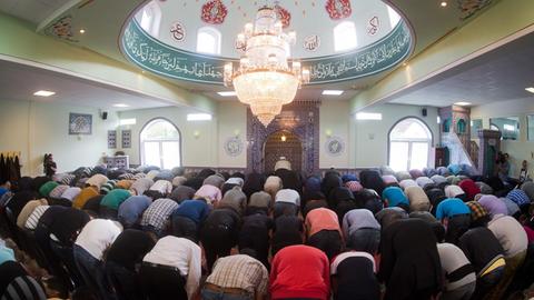 Muslime beten beim Freitagsgebet in der Moschee Eyüp Sultan Camii in Ronnenberg in der Region Hannover.