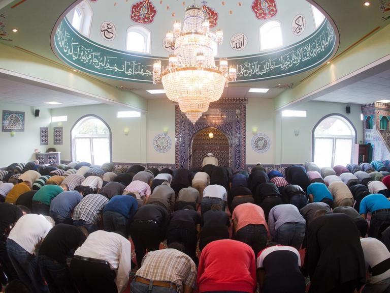 Muslime beten beim Freitagsgebet in der Moschee Eyüp Sultan Camii in Ronnenberg in der Region Hannover.