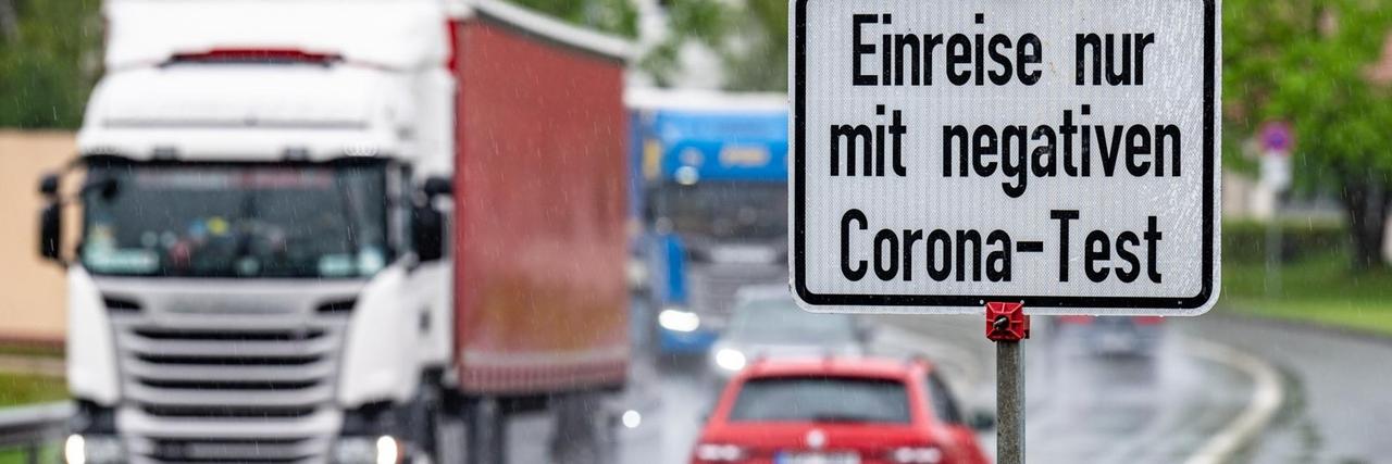 Ein Schild mit der Aufschrift "Einreise nur mit negativen Corona-Test" steht an der deutsch-tschechischen Grenze. Ein Schild mit der Aufschrift "Einreise nur mit negativen Corona-Test" steht an der deutsch-tschechischen Grenze.