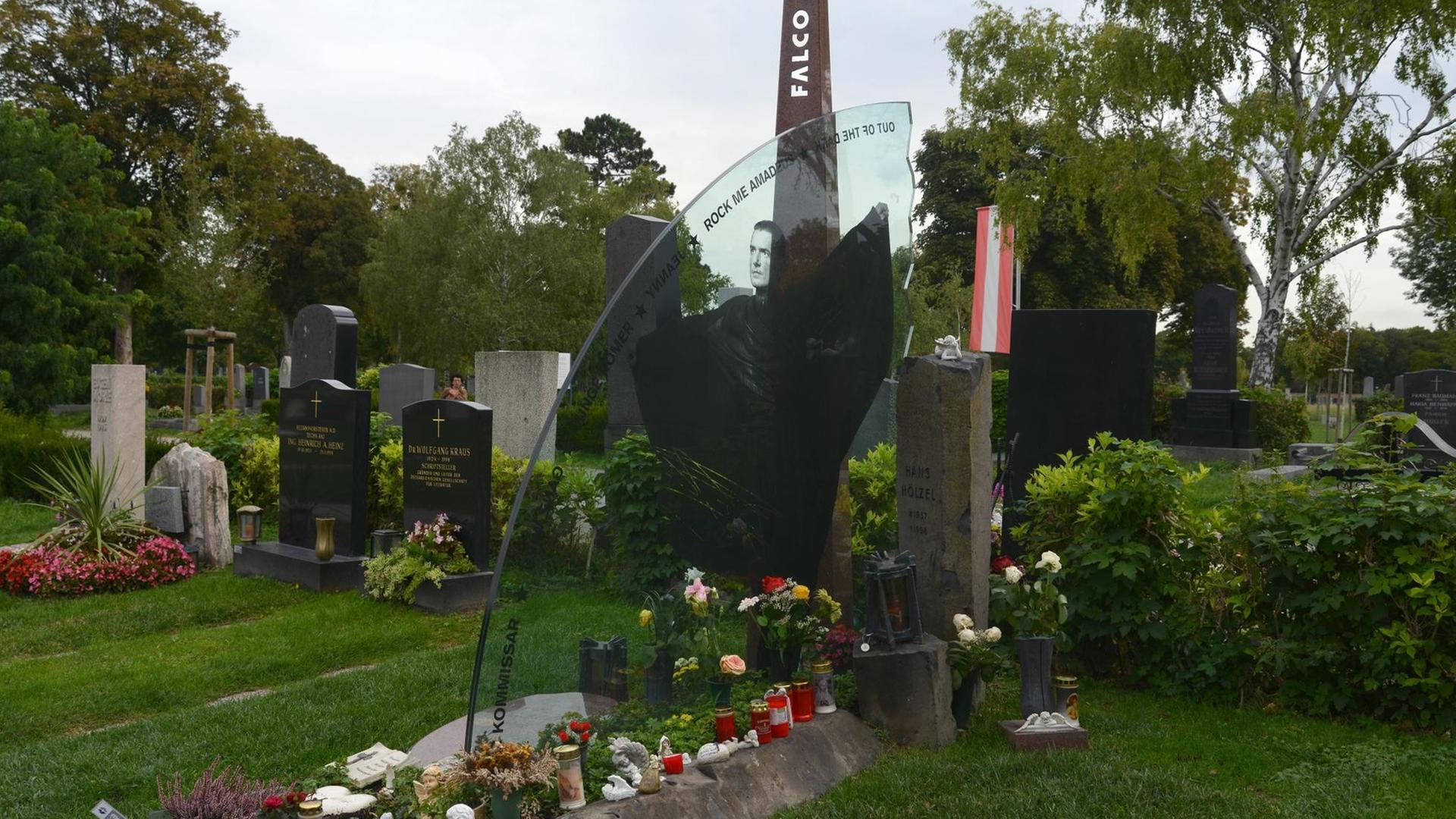 Auf dem Wiener Zentralfriedhof - das Grabmal des Musikers Falco Auf dem Wiener Zentralfriedhof - das Grabmal des Musikers Falco
