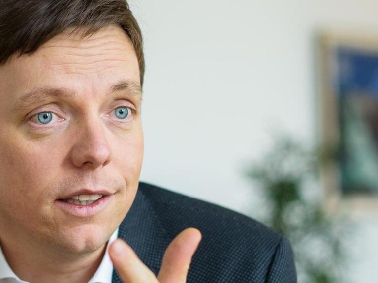 Der Ministerpräsident des Saarlandes, Tobias Hans (CDU), gestikuliert während eines Interviews in seinem Büro