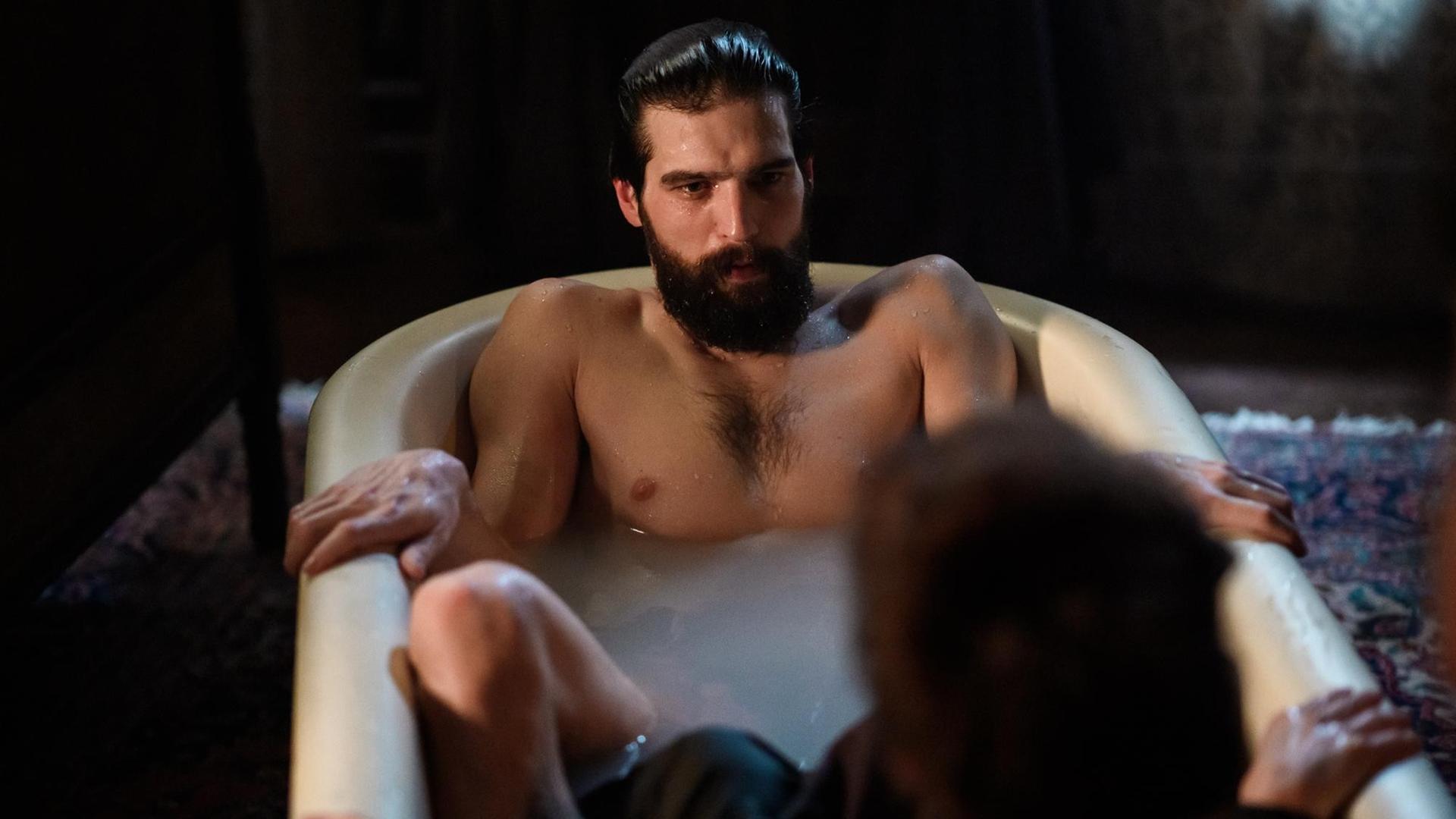 Schauspieler Robert Finster sitzt als Sigmund Freud mit einer weiteren Person in einer Badewanne Schauspieler Robert Finster sitzt als Sigmund Freud mit einer weiteren Person in einer Badewanne