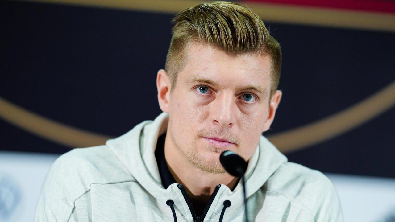 Fußball-Nationalspieler Toni Kroos sitzt während einer Pressekonferenz auf dem Podium. Fußball-Nationalspieler Toni Kroos sitzt während einer Pressekonferenz auf dem Podium.