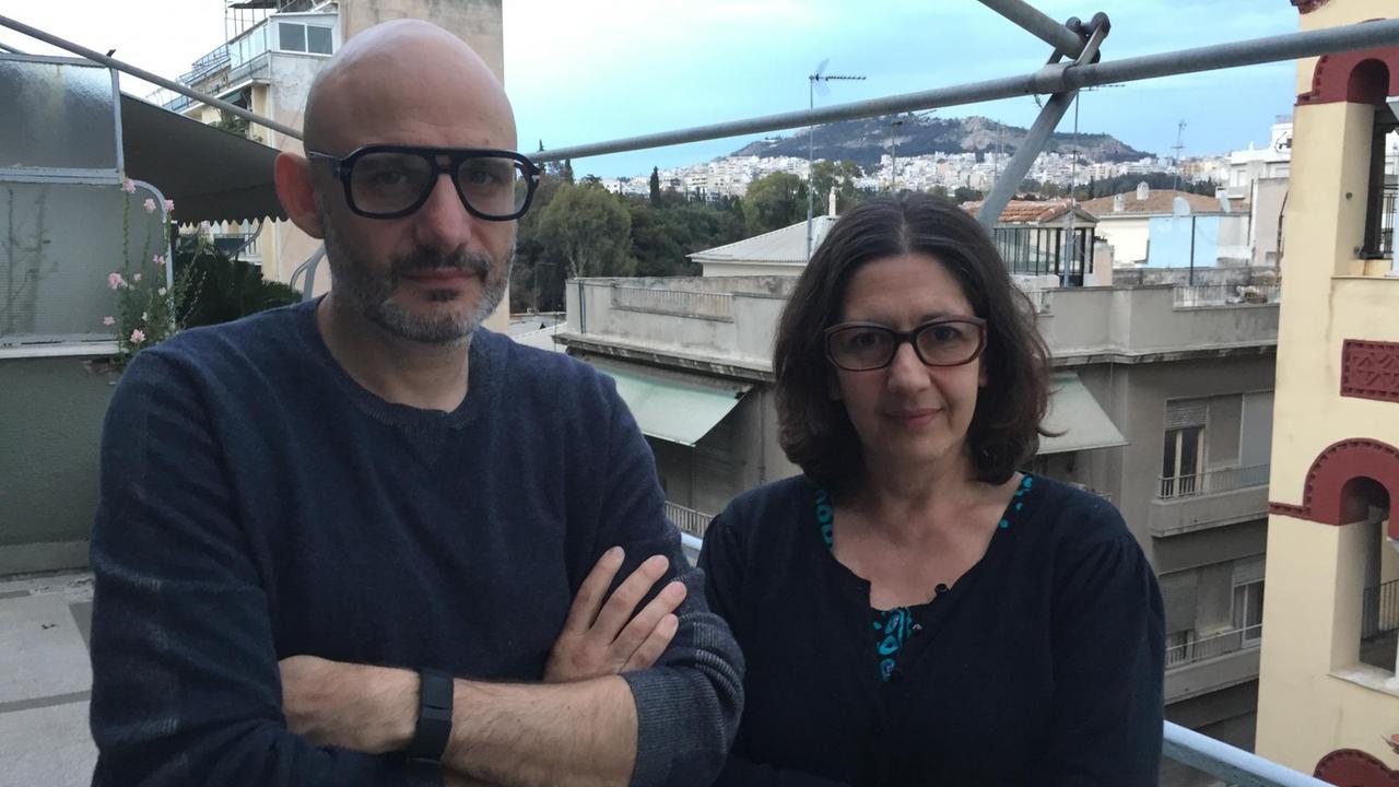 Dass die documenta in diesem Jahr auch in Athen stattfindet, erhält nicht überall Beifall. Poka-Yio und Nayia Yiakoumáki sind die Direktoren der documenta-kritischen Athens Biennale. 