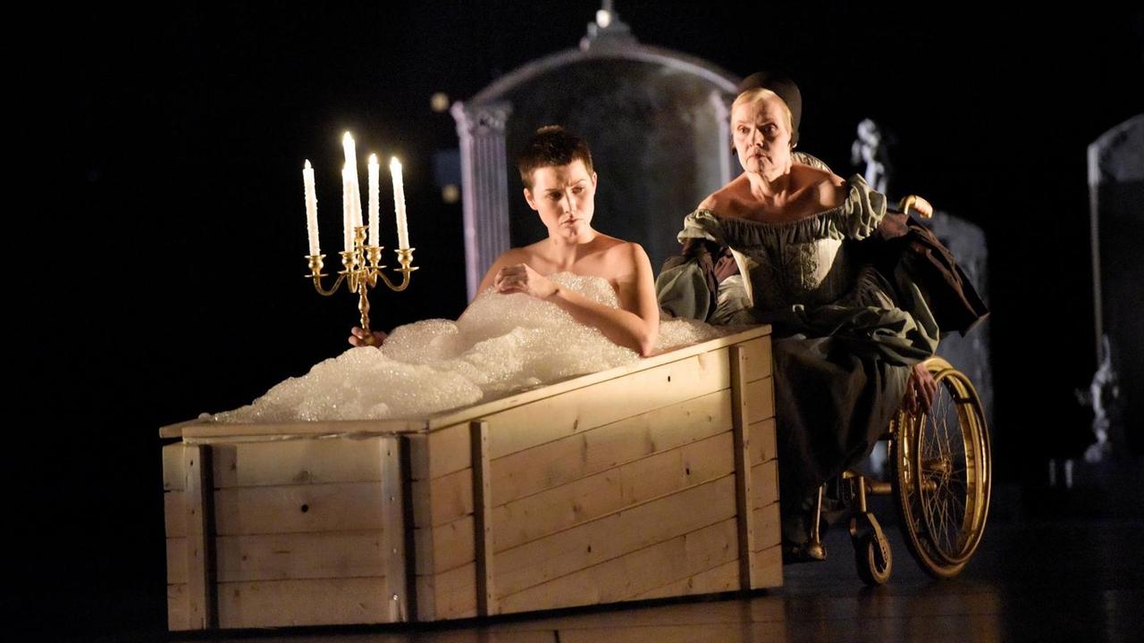 Romeo und Julia von William Shakespeare in einer Inszenierung von Oliver Frljić am Schauspiel Stuttgart. Nina Siewert als Julia im Sarg und Gabriele Hintermaier als Lady Capulet im Hintergrund Romeo und Julia von William Shakespeare in einer Inszenierung von Oliver Frljić am Schauspiel Stuttgart. Nina Siewert als Julia im Sarg und Gabriele Hintermaier als Lady Capulet im Hintergrund