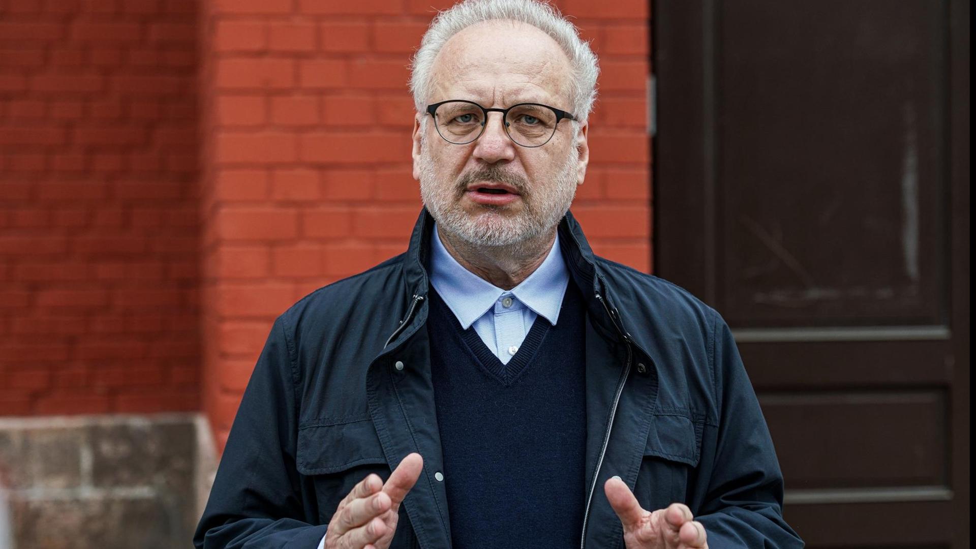 Lettlands Präsident Egils Levits besucht ein Wahllokal während der außerordentlichen Parlamentswahlen in Lettland Lettlands Präsident Egils Levits besucht ein Wahllokal während der außerordentlichen Parlamentswahlen in Lettland