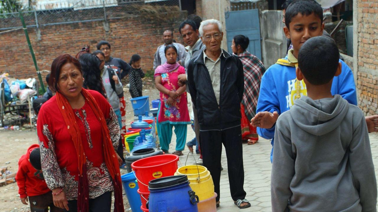 Menschen in Kathmandu/Nepal warten auf frisches Trinkwasser Menschen in Kathmandu/Nepal warten auf frisches Trinkwasser