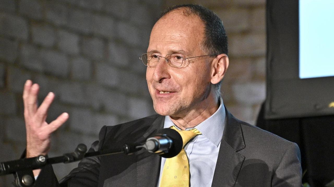 Prof. Peter Filzmaier, Politikwissenschafter . Prof. Peter Filzmaier, Politikwissenschafter .