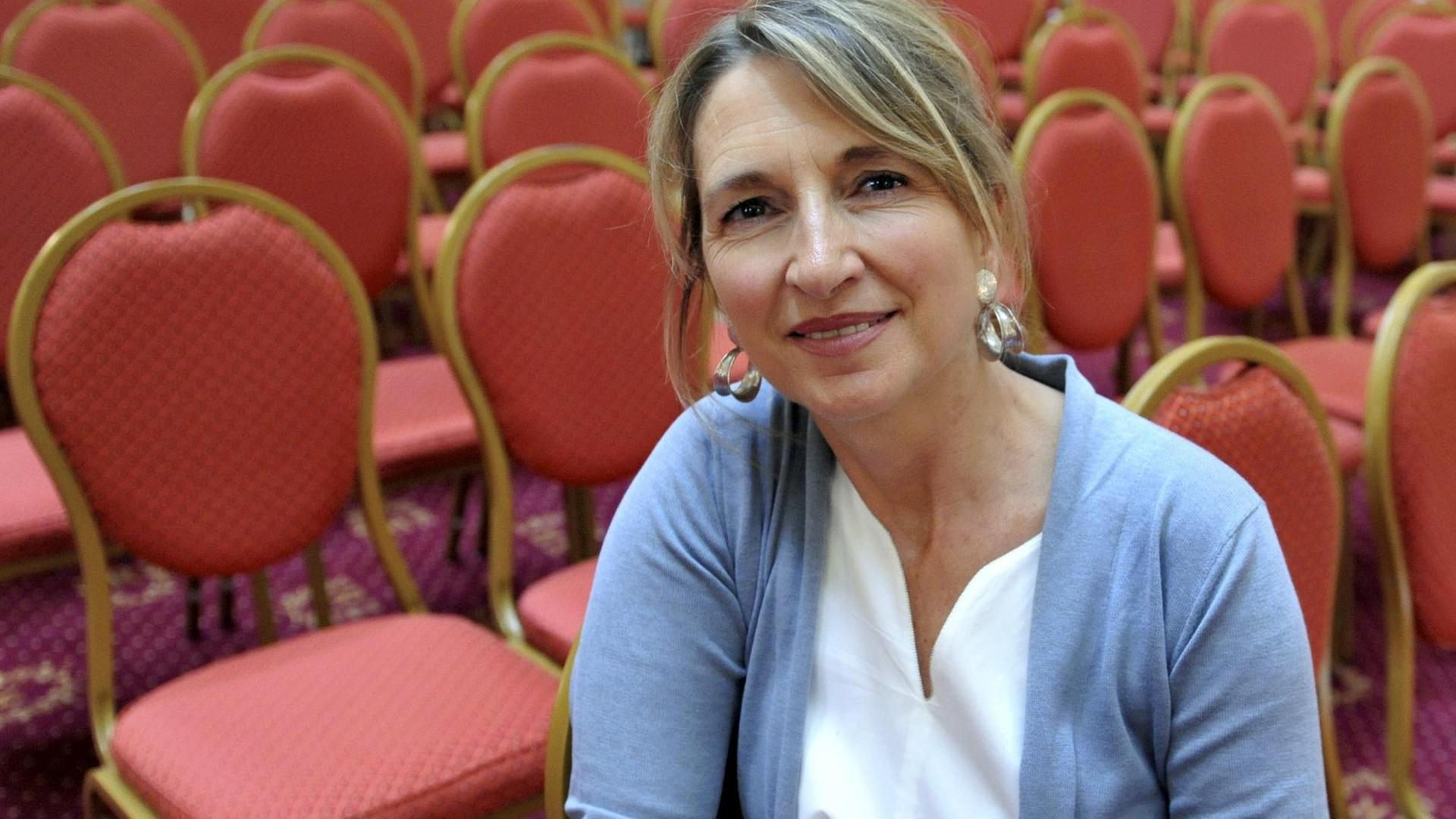 Die französische Autorin Pascale Hugues posiert für den Fotografen. Die französische Autorin Pascale Hugues posiert für den Fotografen.